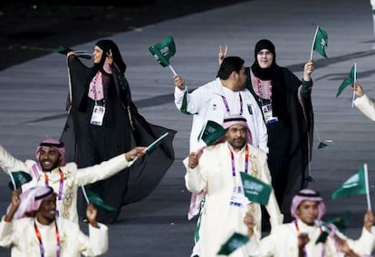 Las atletas saudíes Wodjan Shaherkani y Sarah Attar durante el desfile de deportistas en la ceremonia de inauguración de Londres 2012