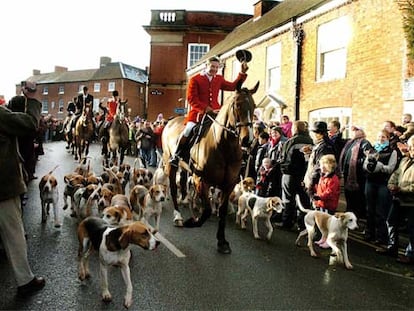 Los cazadores y sus perros salen a la caza del zorro aclamados por la multitud en Market Bosworth.