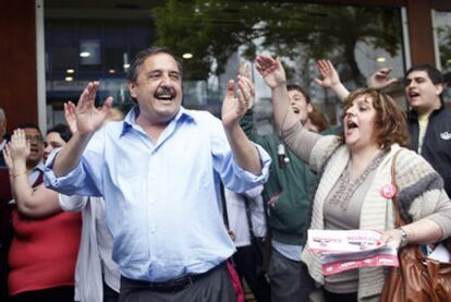 El candidato radical Ricardo Alfonsín, durante un acto de campaña el pasado 10 de octubre en Buenos Aires.