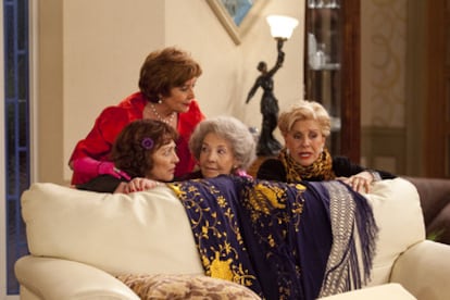 Carmen Maura, Concha Velasco, Alicia Hermida y Lola Herrera, en una escena de<i> Las chicas de oro. </i>