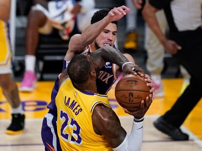 Booker le cierra el paso a LeBron James en el Lakers-Suns.