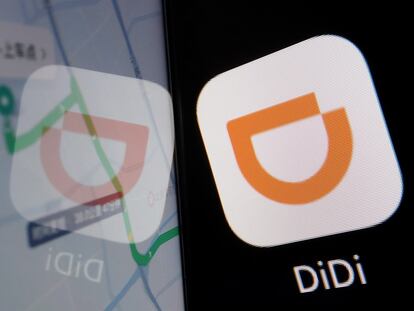 El logo de Didi Chuxing se refleja en un cristal.