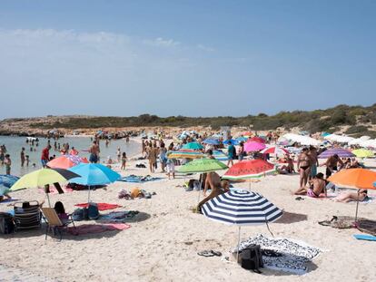 Turistas en la playa Binibèquer, en Menorca.