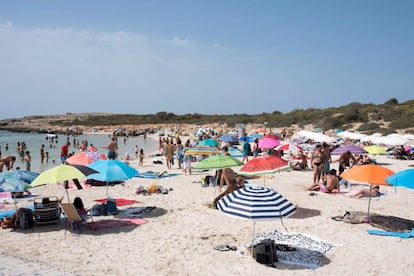 Turistas en la playa Binibèquer, en Menorca.