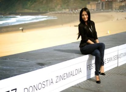 La actriz china Qin Lan posa ayer en las afueras del Kursaal de San Sebastián.