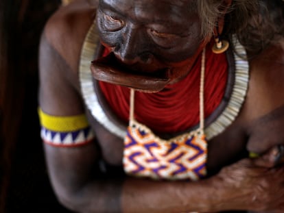 El líder indígena Raoni de la etnia kayapo es fotografiado durante un evento en Piaracu, en el estado de Mato Grosso, Brasil, 17 de enero de 2020. Los kayapo, como los xavante, son pueblos originarios afectados por la deforestación del territorio.