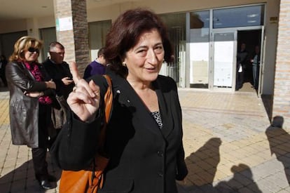 La alcaldesa de Manilva, Antonia Muñoz, de IU, tras declarar en los juzgados de Estepona en marzo de 2011.