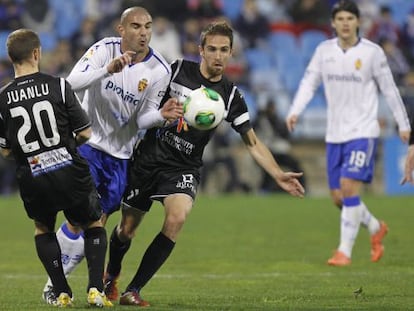 Aranda pugna por el balón con Juanlu y Míchel.