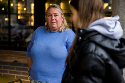 Raquel Pérez Castiñeiras, en O Milladoiro (A Coruña), junto a su hija que sufre diabetes tipo 1 junto a otras patologías. 