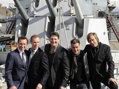 El quinteto británico Spandau Ballet, que anunció su regreso a los escenarios esta semana, ha posado en el mismo barco anclado en Londres donde dieron su legendario concierto en 1980. Así son ahora, casi tres décadas más tarde, los músicos, que han revelado que, si les hubieran hecho caso a sus hijos, habrían vuelto mucho antes a reunirse. "Mis hijos y los de Tony quedaron en un bar hace un par de años y empezaron a planear cómo hacer que nosotros dos volviéramos a hablarnos", ha dicho Gary Kemp, aludiendo a los problemas legales que enfrentó con Tony Hadley hace un tiempo.