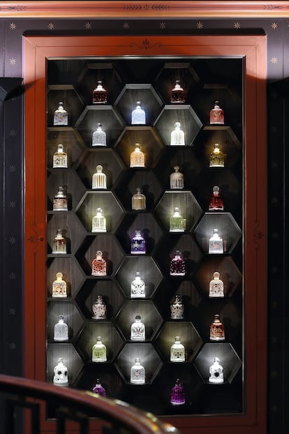 Un detalle del interior de la tienda, con varios frascos-joya expuestos.