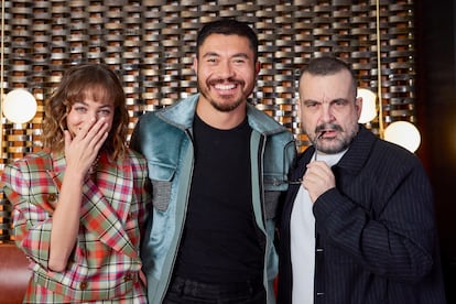 Beatrice Grannò, Henry Golding y Nacho Vigalondo, intérpretes y director de 'Daniela Forever', en septiembre de 2024 en el Festival de Toronto.