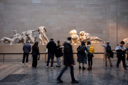 Visitantes del Museo Británico, en Londres, contemplan las esculturas del Partenón.