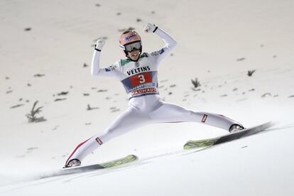 Stefan Kraft, de Austria, celebra su primer salto en la primera etapa del 65º torneo de salto de esquí en Oberstdorf (Alemania).