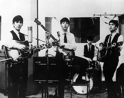 El 1 de enero de 1962, un grupo desconocido llamado los Beatles viaja de Liverpool a Londres para hacer una prueba en los estudios de la compañía Decca. El ejecutivo discográfico Mike Smith, que luego aseguró "que estaba de resaca", rechazó a la banda de Lennon y McCartney y optó por fichar a Brian Poole and the Tremeloes. Creyó que este grupo tendría más posibilidades de triunfar que los Beatles, pues eran londinenses y encajaban más en las tendencias de la época. Su jefe, Dick Rowe, estuvo de muy acuerdo. Así, ambos ejecutivos pasarían a la historia como los hombres que rechazaron a los Beatles, aunque en el futuro se reconciliarían con la banda y hasta asistirían a convenciones de 'beatlemaníacos'. Eso sí, cuando George Harrison le recomendó a Rowe que fichara a un grupo emergente llamado los Rolling Stones, él obedeció como un corderito. Y nunca se arrepintió.