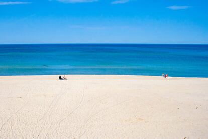 Arena, arena, arena… y olas. El istmo de Curlandia, en la costa norte de Sambia ––península al este del mar Báltico––, se extiende a lo largo de 98 kilómetros entre la ciudad rusa de Lesnói, al sur, y Klaipėda, en <a href="https://www.lithuania.travel/en/" target="_blank">Lituania</a>; es la playa más larga de Europa. 52 de sus kilómetros conforman el llamado Sáhara lituano, entorno natural de especial belleza y puede explorarse maravillosamente en bici: dunas altas como edificios, playas infinitas, bosques de pinos y, salpicando el paisaje cada poco, coloridas casas de madera.