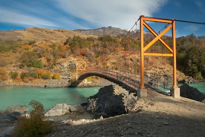 La región chilena de Aysén es el destino perfecto para la aventura. Estamos en la Patagonia, donde no es fácil moverse. Solo hay una carretera (en la foto, un puente sobre el río Baker, en Puerto Bertrand), y sin asfaltar, que si la seguimos desde el principio al final, nos permite descubrir fiordos entre la bruma, bosques pluviales, pampas áridas y lagunas azules. Es un paisaje extremo en constante cambio, tallado por la acción del hielo Patagónico Sur, la tercera reserva mundial de agua dulce. Con nuevas rutas a glaciares menguantes, el auge de la cerveza artesanal en aldeas remotas y una nueva (y enorme) reserva que será parque natural, es el momento de descubrir la última frontera de la Patagonia.