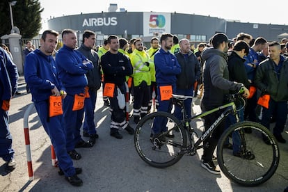 Protesta de trabajadores de Airbus ante la sede de la empresa en Getafe, el 21 de febrero.