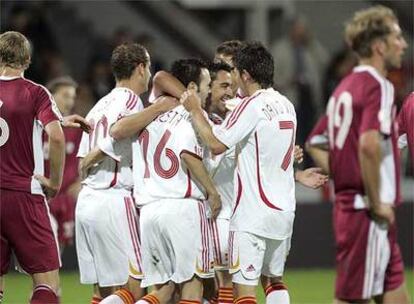 Los jugadores españoles celebran el gol de Iniesta