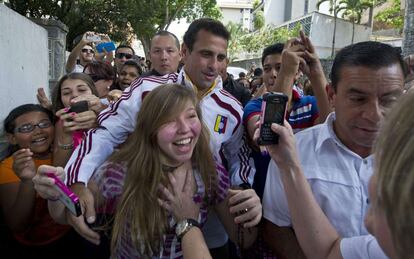 El candidato a la presidencia venezolana Henrique Capriles (c) es rodeado por simpatizantes a su llegada al colegio electoral para votar.