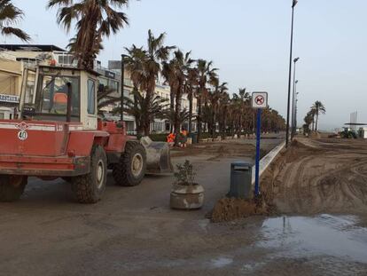 Uno de los vehículos limpia los desechos de la playa de la Malva-rosa tras el paso de la borrasca Gloria. 