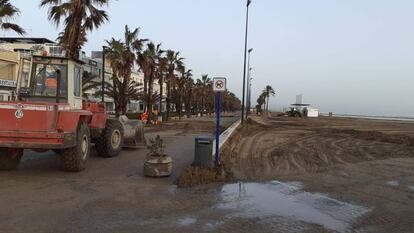 Uno de los vehículos limpia los desechos de la playa de la Malva-rosa tras el paso de la borrasca Gloria. 