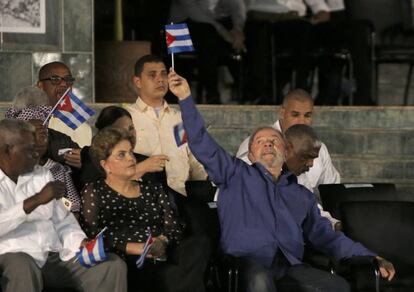 Os ex-presidentes Dilma e Lula em cerimônia em homenagem a Fidel em Santiago de Cuba, no sábado à noite.