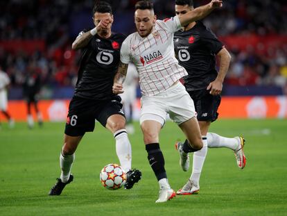 Ocampos intenta progresar entre dos defensas del Lille, este martes en el Pizjuán.