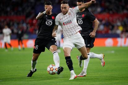 Ocampos intenta progresar entre dos defensas del Lille, este martes en el Pizjuán.