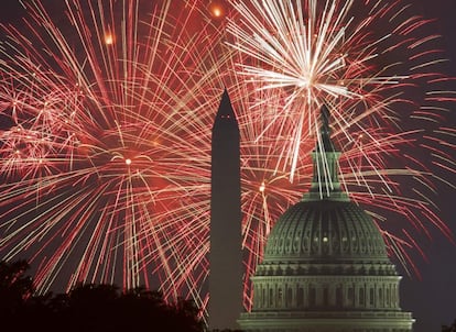 Fuegos artificiales sobre el Capitolio, Washington (Estados Unidos).