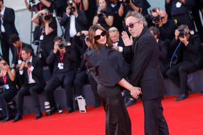 Monica Belucci posa junto al director Tim Burton, en la premiere de 'Bitelchús, Bitelchús', y ceremonia inaugural del festival de cine de Venecia, este miércoles.