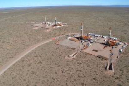 Fotografía del 11 de julio de 2013 cedida por la petrolera controlada por el Estado argentino YPF en la que se observa parte del complejo petrolero de Vaca Muerta suroeste de Argentina.