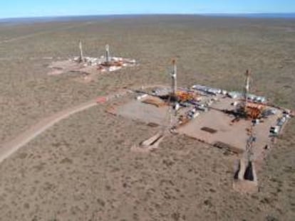 Fotografía del 11 de julio de 2013 cedida por la petrolera controlada por el Estado argentino YPF en la que se observa parte del complejo petrolero de Vaca Muerta suroeste de Argentina.