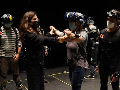 Blanca Li, dando instrucciones en un pase de 'Le Bal de París', un espectáculo inmersivo en realidad virtual.