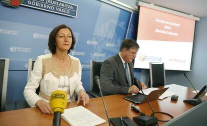 La viceconsejera de Educación, Itziar Alkorta, y el director de Ikerbasque, Fernando Cossío, en la presentación del informe anual de ciencia y tecnología.