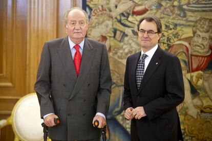 El Rey recibe al presidente de la Generalitat de Cataluña, Artur Mas en el palacio de la Zarzuela, el 31 de enero de 2013. El monarca compareció con gesto serio y con dos muletas.
