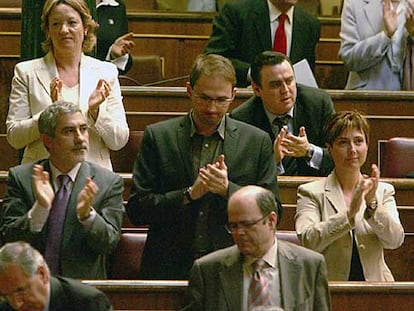 Los diputados de IU-ICV aplauden la aprobación de su proposición de ley.