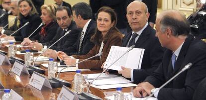 El ministro de Educación, Cultura y Deporte, José Ignacio Wert (segundo por la derecha), durante su reunión con los consejeros de Educación.