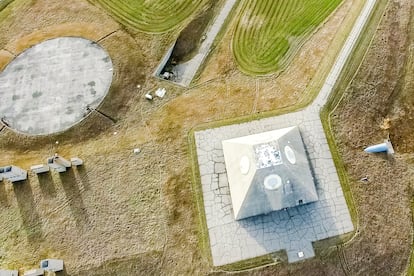 La pirámide antimisiles que solo funcionó tres días (Estados Unidos). “Las ruinas de cuando todos creíamos que mañana sería el fin del mundo”. Estas palabras son el colofón del capítulo que #LaBrasaTorrijos dedica a una pirámide construida por el Gobierno de Estados Unidos en mitad de la nada de Dakota del Norte, en plena Guerra Fría. Un sistema de detección mediante Radares de Adquisición Perimetral (PAR, en inglés) que, como explica en un hilo en X, formaba parte del Stanley R. Mickelsen Safeguard Complex: un escudo antimisiles que incluía 80 silos con 80 cabezas nucleares. La idea era que si los radares detectaban un misil ruso de largo alcance, el complejo lanzaría los suyos para hacerlos explotar lo más alto posible en la atmósfera, comprometiendo al mínimo las poblaciones que estuviesen debajo. ¿Problema? Que ese “mínimo” significaba sacrificar cientos de miles de vidas. De manera que la Pirámide apenas estuvo en funcionamiento completo durante tres días de 1975, según detalla Torrijos. Actualmente, la instalación se encuentra abandonada y es un reclamo turístico de la zona.