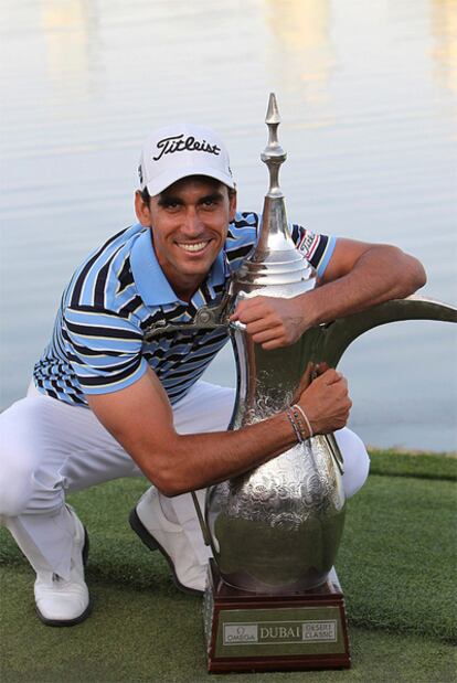 Rafael Cabrera-Bello posa con el trofeo.