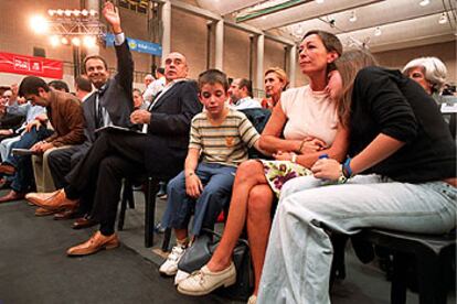 La viuda de Onanindia con sus hijos, junto a Javier Rojo, Zapatero y Patxi López, ayer en Vitoria.