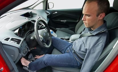 David Rivas, primer conductor espa&ntilde;ol sin brazos, en su coche adaptado. 