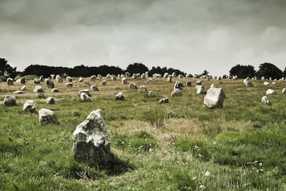 Los alineamientos megalíticos de Carnac, en la Bretaña francesa, están considerados el monumento prehistórico más extenso del mundo. Filas y filas de dólmenes y menhires (casi 4.000) que se distribuyen a lo largo y ancho de varios kilómetros y se dividen en conjuntos. El de Le Ménec es el más grande, con sus 1.099 menhires en 11 hileras de algo más de un kilómetro de longitud, pero quizás el de Kermario sea el más popular: aquí se alzan las piedras más grandes de Carnac (de hasta siete metros de altura). El de Kerlescan es el mejor conservado. La Biscuiterie des Menhirs, de los hermanos Cartron, reproduce en chocolate el famoso menhir que Obélix carga a la espalda.