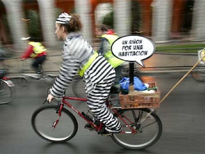 Una de las participantes en la manifestación con bicicletas pasa junto a los soportales de Nuevos Ministerios.