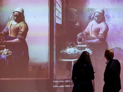 Taco Dibbits, director del Rijksmuseum (derecha) mira la proyección con los descubrimientos en torno a 'La lechera', de Johannes Vermeer, durante una rueda de prensa celebrada en Ámsterdam  este jueves.