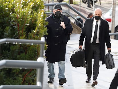 Paco Sanz (izquierda) llega este lunes a la Audiencia Provincial de Madrid.