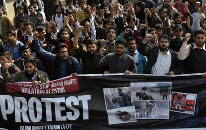 Varios estudiantes paquistaníes gritan consignas durante una manifestación en Lahore (Pakistán), el 15 de diciembre de 2016.