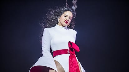 Rosalía, en su concierto en el WiZink Center de Madrid, el 10 de diciembre.