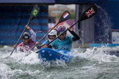 Un momento de un descenso de kayak croos femenino.