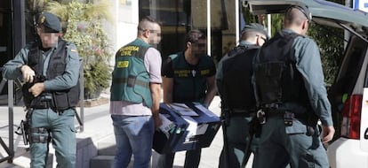 La Guardia Civil recaba documentaci&oacute;n en un proceso contra una banda organizada.